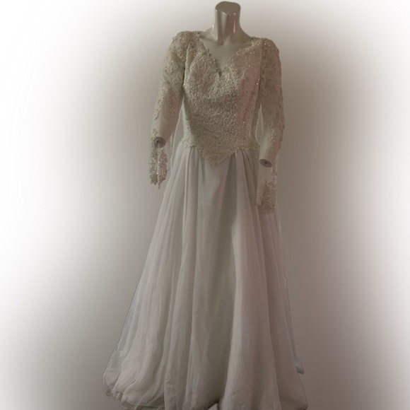 Pre loved 🥰 Morilee Vintage, minimal Raw Silk Wedding Dress. - Picture 5 of 15